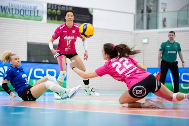 1 Volleyball Bundesliga Women Schwarz Weiss Erfurt vs VC Wiesbaden Erfurt 15 02 2025 Rene Sain 9 VC Wiesbaden left , Olivia Rusek 10 VC Wiesbaden center and Ana Marija Jonjev 22 VC Wiesbaden right 1 Volleyball Bundesliga Women Schwarz Weiss Erfurt vs VC Wiesbaden Riethsporthalle Erfurt 15 02 2025 Copyright: xBEAUTIFULxSPORTS Duehringx