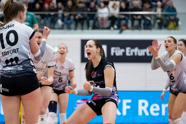 1 Volleyball Bundesliga Women Schwarz Weiss Erfurt vs VC Wiesbaden Erfurt 15 02 2025 Cheering, Mia Anna Stauß 11 Schwarz Weiss Erfurt center with Pia Mohr 10 Schwarz Weiss Erfurt left and team 1 Volleyball Bundesliga Women Schwarz Weiss Erfurt vs VC Wiesbaden Riethsporthalle Erfurt 15 02 2025 Copyright: xBEAUTIFULxSPORTS Duehringx