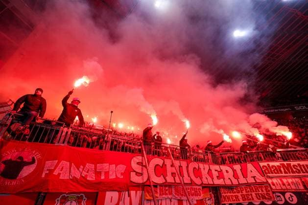 Sport Themen der Woche KW07 15.02.2025, Fußball, Bayer 04 Leverkusen - FC Bayern München, 1. Fußball Bundesliga, 22. Spieltag, BayArena, Saison 2024 2025: Ultras des FC Bayern zünden in der Gästekurve Pyrotechnik Choreo Choreografie Bengalos Bengalisches Feuer DFB regulations prohibit any use of photographs as image sequences and or quasi-video. Nordrhein-Westfalen Deutschland *** 15 02 2025, Football, Bayer 04 Leverkusen FC Bayern Munich, 1 Soccer Bundesliga, 22 Matchday, BayArena, Season 2024 2025 Ultras of FC Bayern ignite pyrotechnics choreography Bengalos Bengal fire in the guest curve DFB regulations prohibit any use of photographs as image sequences and or quasi video North Rhine-Westphalia Germany