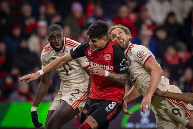 Sport Themen der Woche KW07 Sport Bilder des Tages Leverkusen, Germany. 15th Feb 2025. Dayot Upamecano (FCB) Piero Hincapie (LEV) Harry Kane (FCB) Bayer Leverkusen - Bayern München 15.02.2025 *** Leverkusen, Germany 15th Feb 2025 Dayot Upamecano FCB Piero Hincapie LEV Harry Kane FCB Bayer Leverkusen Bayern Munich 15 02 2025