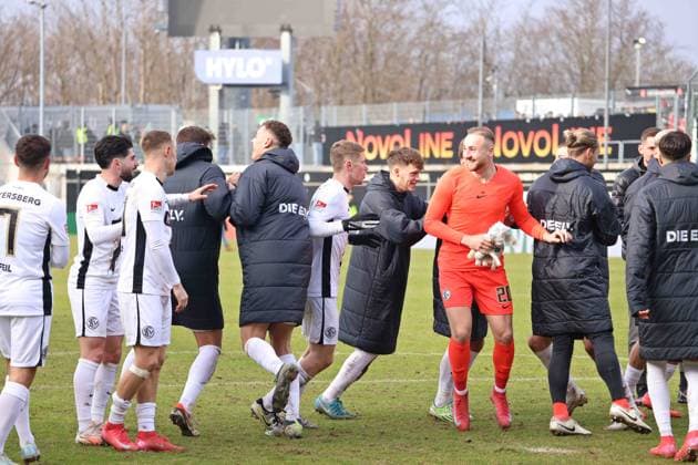 15 02 2025, Football, Men, 2 Bundesliga, Season 2024 2025, SV 07 Elversberg SpVgg Greuther Fürth, The players of SV 07 Elversberg celebrate the victory after the match, Final cheer Elversberg Ursapharm Arena an der Kaiserlinde Saarland Germany EN Copyright: xSebastianxBachx