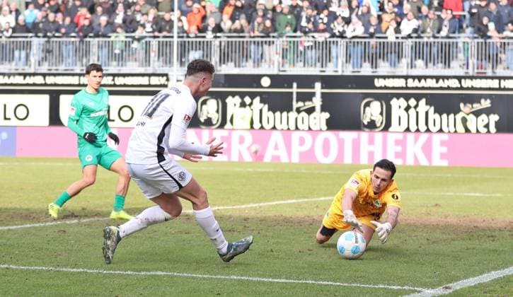 15 02 2025, Soccer, Men, 2 Bundesliga, Season 2024 2025, SV 07 Elversberg SpVgg Greuther Fürth, Fisnik Asllani SV 07 Elversberg puts the ball too far forward, Nahuel Noll SpVgg Greuther Fürth Elversberg Ursapharm Arena an der Kaiserlinde Saarland Germany EN Copyright: xSebastianxBachx