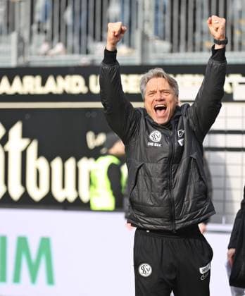 15 02 2025, Football, Men, 2 Bundesliga, Season 2024 2025, SV 07 Elversberg SpVgg Greuther Fürth, Coach Horst Steffen SV 07 Elversberg cheers, clenches his fists, shouts out his joy Elversberg Ursapharm Arena an der Kaiserlinde Saarland Germany EN Copyright: xSebastianxBachx