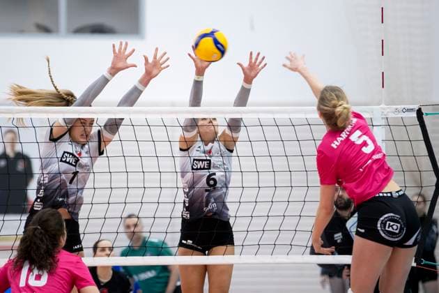 1 Volleyball Bundesliga Women Schwarz Weiss Erfurt vs VC Wiesbaden Erfurt 15 02 2025 Alina Zellin 1 Schwarz Weiss Erfurt left and Kira Thomsen 6 Schwarz Weiss Erfurt center and Hannah Hartmann 5 VC Wiesbaden 1 Volleyball Bundesliga Women Schwarz Weiss Erfurt vs VC Wiesbaden Riethsporthalle Erfurt 15 02 2025 Copyright: xBEAUTIFULxSPORTS Duehringx