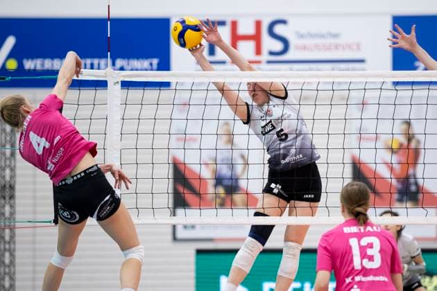 1 Volleyball Bundesliga Women Schwarz Weiss Erfurt vs VC Wiesbaden Erfurt 15 02 2025 Tanja Großer 4 VC Wiesbaden vs Isabella Noble 5 Schwarz Weiss Erfurt 1 Volleyball Bundesliga Women Schwarz Weiss Erfurt vs VC Wiesbaden Riethsporthalle Erfurt 15 02 2025 Copyright: xBEAUTIFULxSPORTS Duehringx