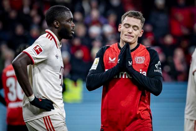 Bilder des Jahres 2025, Sport 02 Februar Sport Themen der Woche KW07 Sport Bilder des Tages 1. Fußball-Bundesliga, Bayer 04 Leverkusen - FC Bayern München, 15.02.2025 Florian Wirtz (Bayer 04 Leverkusen, 10) kann seine vergebene Chance in der Nachspielzeit nicht fassen. Links Dayot Upamecano (FC Bayern München, 2); Bayer 04 Leverkusen - FC Bayern München an Spieltag 22 der 1. Fußball-Bundesliga am 15.02.2025 in der BayArena in Leverkusen. DIE DFL-VORSCHRIFTEN VERBIETEN JEDE VERWENDUNG VON FOTOS ALS BILDSEQUENZEN UND ODER QUASI-VIDEO. *** 1 Bundesliga, Bayer 04 Leverkusen FC Bayern Munich, 15 02 2025 Florian Wirtz Bayer 04 Leverkusen, 10 cant believe his missed chance in stoppage time Left Dayot Upamecano FC Bayern Munich, 2 Bayer 04 Leverkusen FC Bayern Munich on matchday 22 of the 1 Bundesliga on 15 02 2025 at the BayArena in Leverkusen THE DFL REGULATIONS PROHIBIT ANY USE OF PHOTOS AS PICTURE SEQUENCES AND OR QUASI VIDEO Copyright: xBEAUTIFULxSPORTS AxelxKohringx