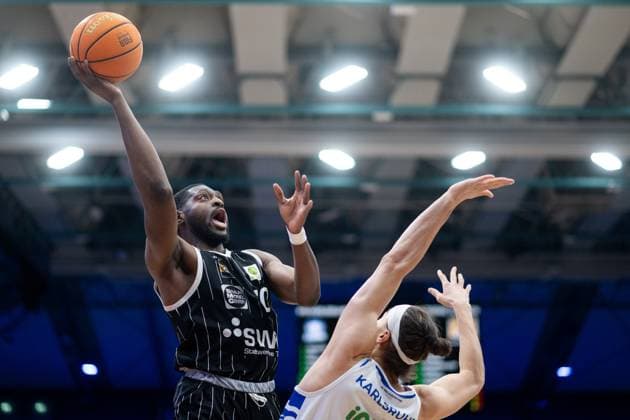 Sport Themen der Woche KW07 Sport Bilder des Tages Samuel Idowu (Tigers Tuebingen, 10) am Korb gegen Julian Albus (PSK Lions Karlsruhe, 20), GER, PSK Lions Karlsruhe vs Tigers Tuebingen, Basketball ProA 2. Bundesliga, 24. Spieltag, Saison 2024 2025, 15.02.2025 GER, PSK Lions Karlsruhe vs Tigers Tuebingen, Basketball ProA 2. Bundesliga, 24. Spieltag, Saison 2024 2025, 15.02.2025 Karlsruhe *** Samuel Idowu Tigers Tuebingen, 10 at the basket against Julian Albus PSK Lions Karlsruhe, 20 , GER, PSK Lions Karlsruhe vs Tigers Tuebingen, Basketball ProA 2 Bundesliga, 24 Matchday, Season 2024 2025, 15 02 2025 GER, PSK Lions Karlsruhe vs Tigers Tuebingen, Basketball ProA 2 Bundesliga, 24 Matchday, Season 2024 2025, 15 02 2025 Karlsruhe Copyright: xEibner-Pressefoto Memmlerx EP_MMR