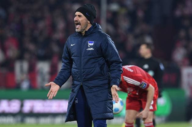 Soccer 2 Bundesliga 22 Matchday Fortuna Düsseldorf Hertha BSC Berlin on 15 02 2025 at Merkur Spiel Arena in Düsseldorf Cristian Fiel Coach Head Coach Berlin DFL regulations prohibit any use of photographs as image sequences and or quasi video xRx