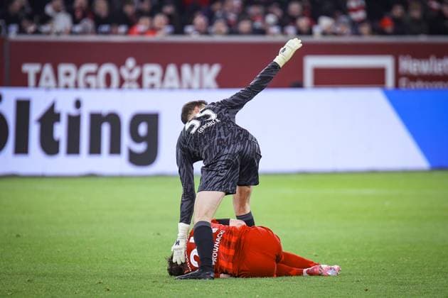 2 Soccer Bundesliga, Fortuna Düsseldorf vs Hertha BSC Berlin, 15 02 2025 Dawid Kownacki Fortuna Düsseldorf 24 needs treatment and Marius Gersbeck Hertha BSC Berlin 35 calls for help DFL REGULATIONS PROHIBIT ANY USE OF PHOTOGRAPHS AS IMAGE SEQUENCES AND OR Q UASI VIDEO 2 Soccer Bundesliga, Fortuna Düsseldorf vs Hertha BSC Berlin, 15 02 2025 Copyright: xBEAUTIFULxSPORTS Derixx