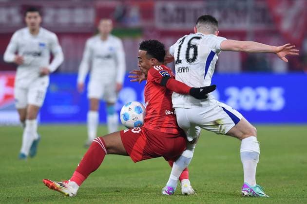 Soccer 2 Bundesliga 22 Matchday Fortuna Düsseldorf Hertha BSC Berlin on 15 02 2025 at Merkur Spiel Arena in Düsseldorf Myron Cedric van Brederode Düsseldorf , left Jonjoe Kenny Berlin , right DFL regulations prohibit any use of photographs as image sequences and or quasi video xRx