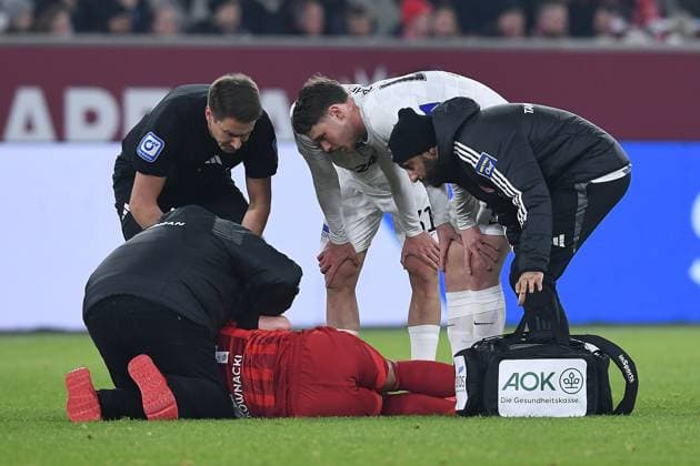 Soccer 2 Bundesliga 22 Matchday Fortuna Düsseldorf Hertha BSC Berlin on 15 02 2025 at Merkur Spiel Arena in Düsseldorf Dawid Kownacki Düsseldorf injured on the ground DFL regulations prohibit any use of photographs as image sequences and or quasi video xRx