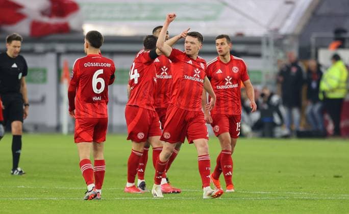 15 02 2025, xdcx, Fußball 2 Bundesliga, Fortuna Düsseldorf Hertha BSC Berlin, v l , Torjubel zum 1 1 durch Dzenan Pejcinovic Fortuna Düsseldorf , Goal celebration, celebrate the goal DFL DFB REGULATIONS PROHIBIT ANY USE OF PHOTOGRAPHS AS IMAGE SEQUENCES AND OR QUASI VIDEO Copyright: HMBxMedia Claus