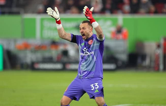 15 02 2025, xdcx, Soccer 2 Bundesliga, Fortuna Düsseldorf Hertha BSC Berlin, v l , Goalkeeper Florian Kastenmeier Fortuna Düsseldorf gives instructions, gesticulates, gesticulate with arms gives instructions, gesticulate DFL DFB REGULATIONS PROHIBIT ANY USE OF PHOTOGRAPHS AS IMAGE SEQUENCES AND OR QUASI VIDEO Copyright: HMBxMedia Claus