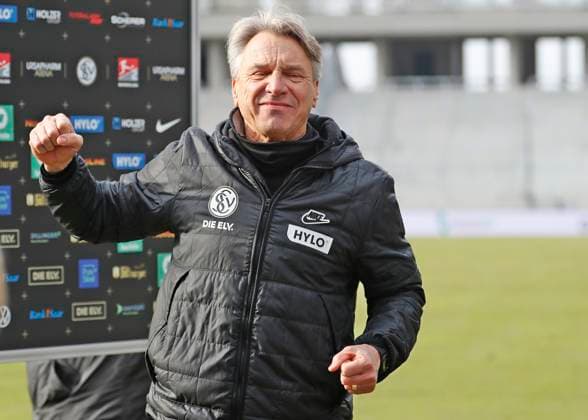 15 02 2025, xmohx, Soccer 2 Bundesliga, SV Elversberg SpVgg Greuther Fuerth v l Coach Horst Steffen Elversberg celebrates the victory DFL DFB REGULATIONS PROHIBIT ANY USE OF PHOTOGRAPHS as IMAGE SEQUENCES and or QUASI VIDEO Elversberg