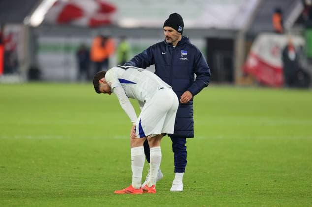 15.02.2025, xdcx, Fussball 2. Bundesliga, Fortuna Düsseldorf - Hertha BSC Berlin, v.l., Linus Gechter (Hertha BSC Berlin), Trainer Cristian Fiel (Hertha BSC Berlin) enttaeuscht, enttaeuscht schauend, dissapointed, traurig, frustiert, frust, gefrustet DFL DFB REGULATIONS PROHIBIT ANY USE OF PHOTOGRAPHS AS IMAGE SEQUENCES AND OR QUASI-VIDEO. *** 15 02 2025, xdcx, Soccer 2 Bundesliga, Fortuna Düsseldorf Hertha BSC Berlin, v l , Linus Gechter Hertha BSC Berlin , Coach Cristian Fiel Hertha BSC Berlin enttaeuscht, enttaeuscht Blickend, dissapointed, traurig, frustiert, frustiert, gefrustet DFL DFB REGULATIONS PROHIBIT ANY USE OF PHOTOGRAPHS AS IMAGE SEQUENCES AND OR QUASI VIDEO Copyright: HMBxMedia Claus