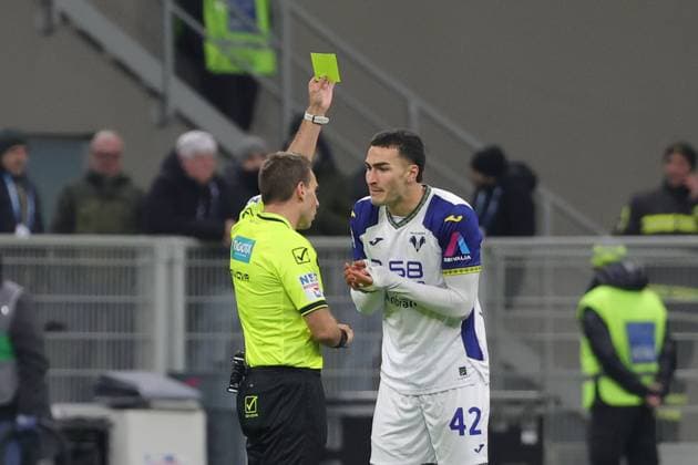 15th February 2025; Stadio San Siro, Milan, Italy, Serie A Football, AC Milan versus Hellas Verona; referee Francesco Fourneau issues a yellow card to Diego Coppola of Hellas Verona FC  ActionPlus12751408 EmanuelexPennacchio