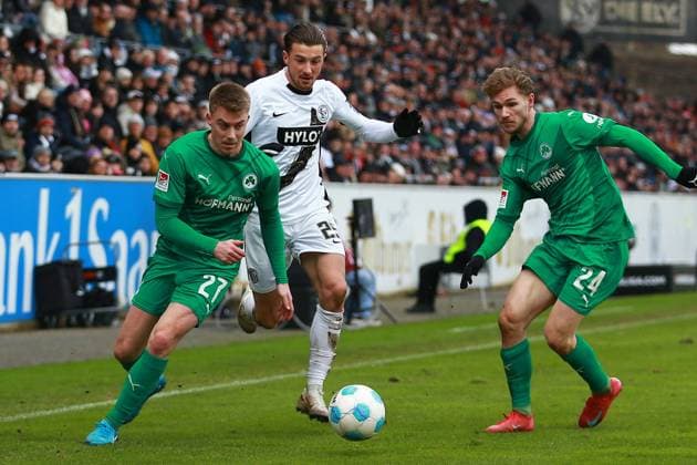 15 02 2025, xrekx, Soccer 2 Bundesliga, SV Elversberg SpVgg Greuther Fuerth v l Luca Itter SpVgg Greuther Fuerth Lukas Petkov SV 07 Elversberg Marco John SpVgg Greuther Fuerth Zweikampf, Aktion, action, battle for the ball DFL DFB REGULATIONS PROHIBIT ANY USE OF PHOTOGRAPHS as IMAGE SEQUENCES and or QUASI VIDEO Elversberg