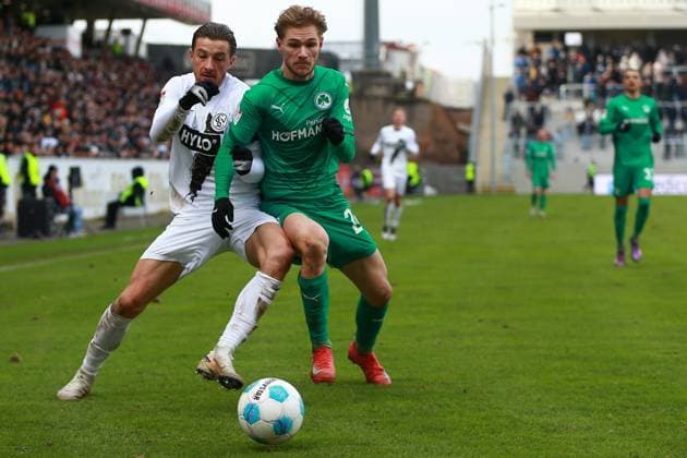 15 02 2025, xrekx, Soccer 2 Bundesliga, SV Elversberg SpVgg Greuther Fuerth v l Lukas Petkov SV 07 Elversberg Marco John SpVgg Greuther Fuerth Zweikampf, Aktion, action, battle for the ball DFL DFB REGULATIONS PROHIBIT ANY USE OF PHOTOGRAPHS as IMAGE SEQUENCES and or QUASI VIDEO Elversberg