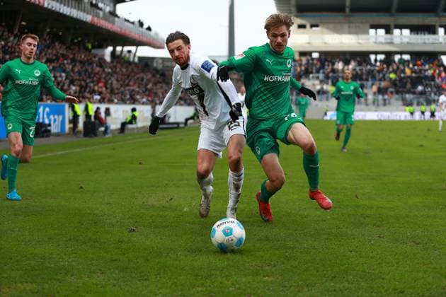 15 02 2025, xrekx, Soccer 2 Bundesliga, SV Elversberg SpVgg Greuther Fuerth v l Lukas Petkov SV 07 Elversberg Marco John SpVgg Greuther Fuerth Zweikampf, Aktion, action, battle for the ball DFL DFB REGULATIONS PROHIBIT ANY USE OF PHOTOGRAPHS as IMAGE SEQUENCES and or QUASI VIDEO Elversberg