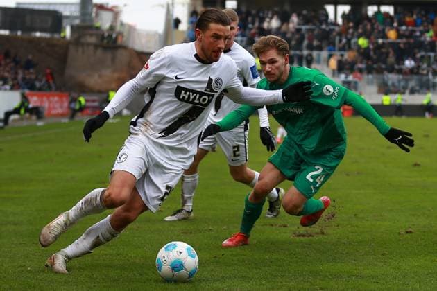 15 02 2025, xrekx, Soccer 2 Bundesliga, SV Elversberg SpVgg Greuther Fuerth v l Lukas Petkov SV 07 Elversberg Marco John SpVgg Greuther Fuerth Zweikampf, Aktion, action, battle for the ball DFL DFB REGULATIONS PROHIBIT ANY USE OF PHOTOGRAPHS as IMAGE SEQUENCES and or QUASI VIDEO Elversberg