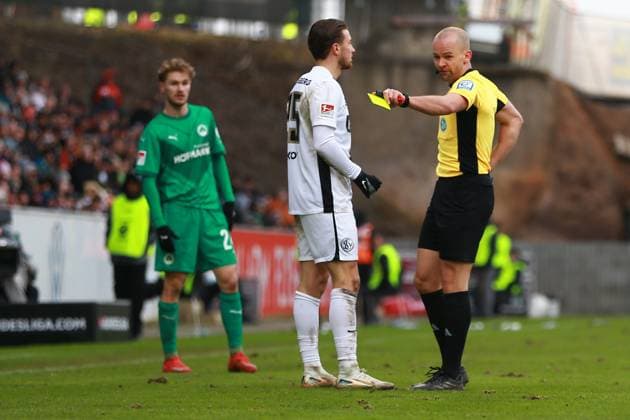 15 02 2025, xrekx, Fussball 2 Bundesliga, SV Elversberg SpVgg Greuther Fuerth v l Lukas Petkov SV 07 Elversberg received a yellow red card, received a yellow red card DFL DFB REGULATIONS PROHIBIT ANY USE OF PHOTOGRAPHS as IMAGE SEQUENCES and or QUASI VIDEO Elversberg
