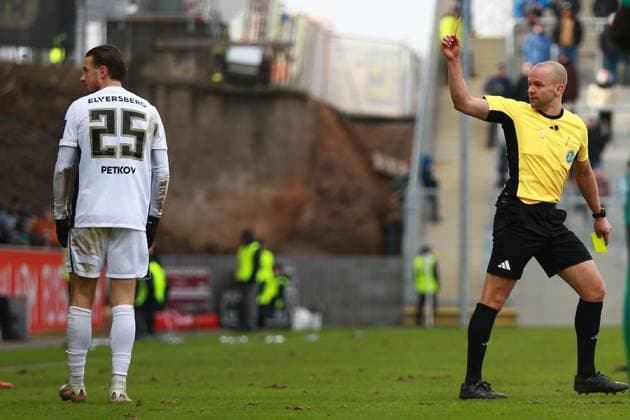 15 02 2025, xrekx, Fussball 2 Bundesliga, SV Elversberg SpVgg Greuther Fuerth v l Lukas Petkov SV 07 Elversberg received a yellow red card, received a yellow red card DFL DFB REGULATIONS PROHIBIT ANY USE OF PHOTOGRAPHS as IMAGE SEQUENCES and or QUASI VIDEO Elversberg