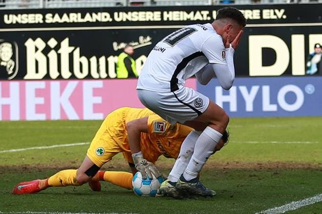 15 02 2025, xrekx, Soccer 2 Bundesliga, SV Elversberg SpVgg Greuther Fuerth v l Nahuel Noll SpVgg Greuther Fuerth Fisnik Asllani SV 07 Elversberg DFL DFB REGULATIONS PROHIBIT ANY USE OF PHOTOGRAPHS as IMAGE SEQUENCES and or QUASI VIDEO Elversberg