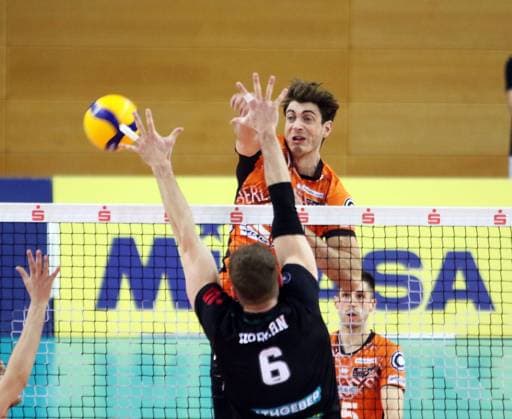 from left Georg HOBERN Haching , Tobias KRICK Berlin , He Volleyball Bundesliga 2024 25, TSV Haching Muenchen vs Berlin Recyclin Volleys, Geothermie Arena, Unterhaching, 15 02 25 Copyright: WolfgangxFehrmann