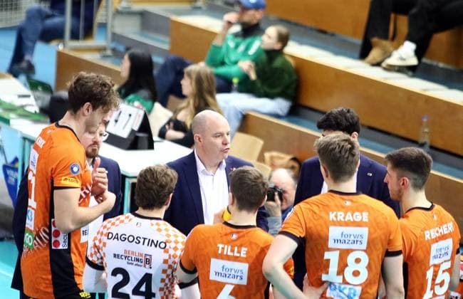 Berlin Recycling during a timeout, in the middle headcoach Gregory BANKS Berlin , He Volleyball Bundesliga 2024 25, TSV Haching Muenchen vs Berlin Recyclin Volleys, Geothermie Arena, Unterhaching, 15 02 25 Copyright: WolfgangxFehrmann