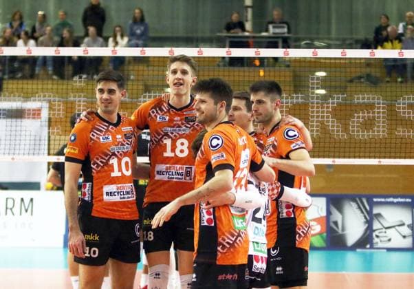 Berlin joy after the victory He Volleyball Bundesliga 2024 25, TSV Haching Muenchen vs Berlin Recyclin Volleys, Geothermie Arena, Unterhaching, 15 02 25 Copyright: WolfgangxFehrmann