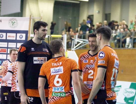 Berlin joy after the victory, He Volleyball Bundesliga 2024 25, TSV Haching Muenchen vs Berlin Recyclin Volleys, Geothermie Arena, Unterhaching, 15 02 25 Copyright: WolfgangxFehrmann