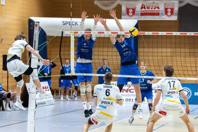 Florian Tafelmayer SV Schwaig, 09 , Erik Niederluecke Blue Volleys Gotha, 06 , Tim Wagner Blue Volleys Gotha, 11 , SV Schwaig Volleyball Blue Volleys Gotha, Volleyball, 2 Bundesliga Sued, , 15 02 2025 SV Schwaig Volleyball Blue Volleys Gotha, Volleyball, 2 Bundesliga Sued, , 15 02 2025 Schwaig Copyright: xEibner-Pressefoto G.xSantemizx EP_GSZ