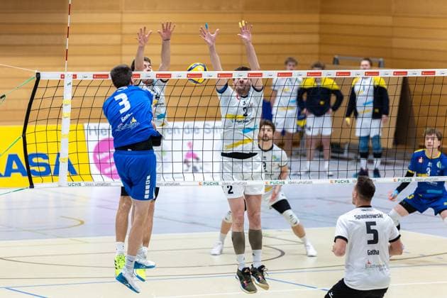 Christoph Assmann Blue Volleys Gotha, 03 , Yannick Bibelriether SV Schwaig, 05 , Mariusz Wacek SV Schwaig, 02 , SV Schwaig Volleyball Blue Volleys Gotha, Volleyball, 2 Bundesliga Sued, , 15 02 2025 SV Schwaig Volleyball Blue Volleys Gotha, Volleyball, 2 Bundesliga Sued, , 15 02 2025 Schwaig Copyright: xEibner-Pressefoto G.xSantemizx EP_GSZ