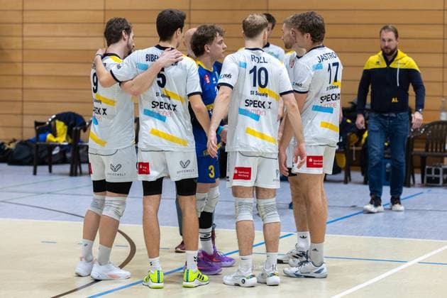 Team, Mannschaft, Enttaeuscht, Enttaeuschtung, negative emotions, negative emotion, end of match, SV Schwaig Volleyball Blue Volleys Gotha, Volleyball, 2 Bundesliga Sued, , 15 02 2025 SV Schwaig Volleyball Blue Volleys Gotha, Volleyball, 2 Bundesliga Sued, , 15 02 2025 Schwaig Copyright: xEibner-Pressefoto G.xSantemizx EP_GSZ
