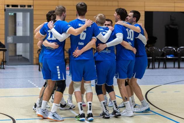 Team, squad, cheers, jubilation, positive emotions, positive emotion, end of match, SV Schwaig Volleyball Blue Volleys Gotha, Volleyball, 2 Bundesliga Sued, , 15 02 2025 SV Schwaig Volleyball Blue Volleys Gotha, Volleyball, 2 Bundesliga Sued, , 15 02 2025 Schwaig Copyright: xEibner-Pressefoto G.xSantemizx EP_GSZ