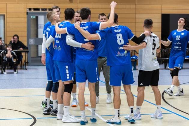 Team, squad, cheers, jubilation, positive emotions, positive emotion, end of match, SV Schwaig Volleyball Blue Volleys Gotha, Volleyball, 2 Bundesliga Sued, , 15 02 2025 SV Schwaig Volleyball Blue Volleys Gotha, Volleyball, 2 Bundesliga Sued, , 15 02 2025 Schwaig Copyright: xEibner-Pressefoto G.xSantemizx EP_GSZ