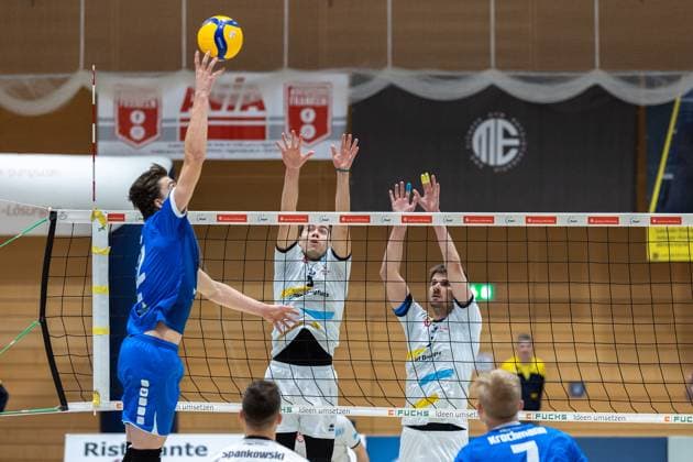 Daniel Mark Ridings Blue Volleys Gotha, 12 , Yannick Bibelriether SV Schwaig, 05 , Mariusz Wacek SV Schwaig, 02 , SV Schwaig Volleyball Blue Volleys Gotha, Volleyball, 2 Bundesliga Sued, , 15 02 2025 SV Schwaig Volleyball Blue Volleys Gotha, Volleyball, 2 Bundesliga Sued, , 15 02 2025 Schwaig Copyright: xEibner-Pressefoto G.xSantemizx EP_GSZ