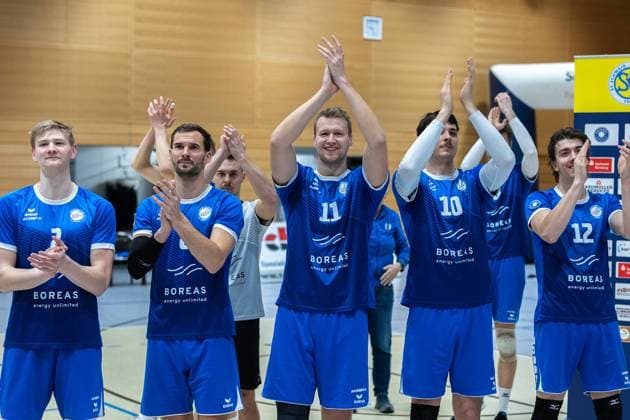 Richard Werner Blue Volleys Gotha, 02 , Dominik Duchac Blue Volleys Gotha, 08 , Len Spankowski Blue Volleys Gotha, 05 , Tim Wagner Blue Volleys Gotha, 11 , Maximum Crowder Blue Volleys Gotha, 10 , cheers, jubilation, positive emotions, positive emotion, end of match, SV Schwaig Volleyball Blue Volleys Gotha, Volleyball, 2 Bundesliga Sued, , 15 02 2025 SV Schwaig Volleyball Blue Volleys Gotha, Volleyball, 2 Bundesliga Sued, , 15 02 2025 Schwaig Copyright: xEibner-Pressefoto G.xSantemizx EP_GSZ