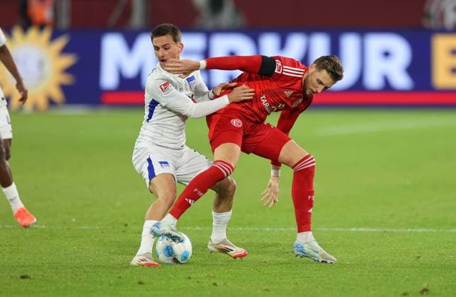 15 02 2025, xdcx, Soccer 2 Bundesliga, Fortuna Düsseldorf Hertha BSC Berlin, v l , Michal Karbownik Hertha BSC Berlin , Jona Niemiec Fortuna Düsseldorf DFL DFB REGULATIONS PROHIBIT ANY USE OF PHOTOGRAPHS AS IMAGE SEQUENCES AND OR QUASI VIDEO Copyright: HMBxMedia Claus