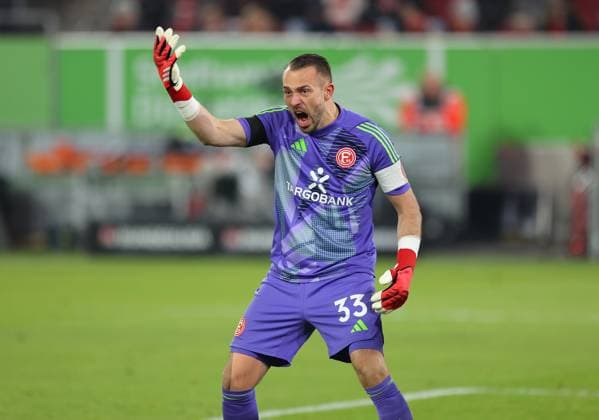 15 02 2025, xdcx, Soccer 2 Bundesliga, Fortuna Düsseldorf Hertha BSC Berlin, v l , Goalkeeper Florian Kastenmeier Fortuna Düsseldorf gives instructions, gesticulates, gesticulate with arms gives instructions, gesticulate DFL DFB REGULATIONS PROHIBIT ANY USE OF PHOTOGRAPHS AS IMAGE SEQUENCES AND OR QUASI VIDEO Copyright: HMBxMedia Claus