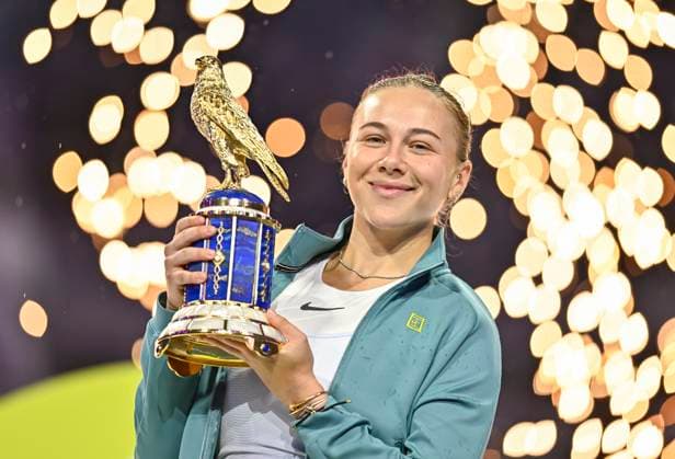 QATAR TOTALENERGIES OPEN - FINAL Amanda Anisimova of the United States pose with the trophy after defeating Jelena Ostapenko of Latvia during the WTA, Tennis Damen Qatar TotalEnergies Open 2025 tennis tournament at the Khalifa International Tennis Complex in Doha, Qatar, on February 15, 2025. DOHA Qatar Copyright: xx