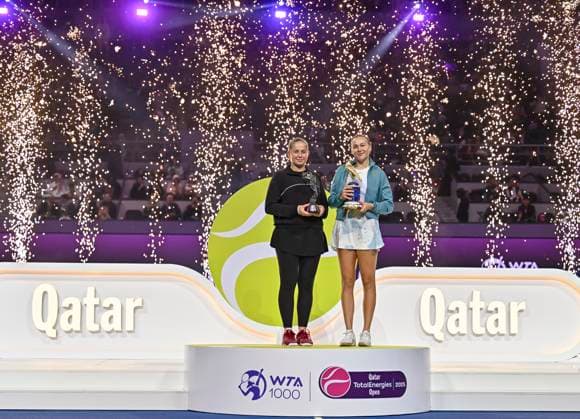 QATAR TOTALENERGIES OPEN - FINAL Amanda Anisimova of the United States and Jelena Ostapenko of Latvia pose with their trophies after the Women s singles final at the WTA, Tennis Damen Qatar TotalEnergies Open 2025 tennis tournament at the Khalifa International Tennis Complex in Doha, Qatar, on February 15, 2025. DOHA Qatar Copyright: xx