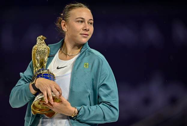 QATAR TOTALENERGIES OPEN - FINAL Amanda Anisimova of the United States pose with the trophy after defeating Jelena Ostapenko of Latvia during the WTA, Tennis Damen Qatar TotalEnergies Open 2025 tennis tournament at the Khalifa International Tennis Complex in Doha, Qatar, on February 15, 2025. DOHA Qatar Copyright: xx