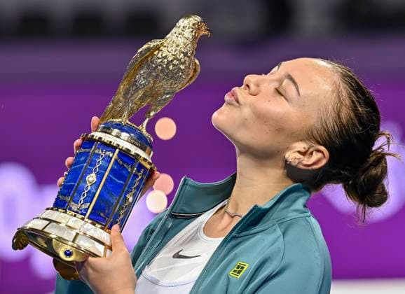 QATAR TOTALENERGIES OPEN - FINAL Amanda Anisimova of the United States pose with the trophy after defeating Jelena Ostapenko of Latvia during the WTA, Tennis Damen Qatar TotalEnergies Open 2025 tennis tournament at the Khalifa International Tennis Complex in Doha, Qatar, on February 15, 2025. DOHA Qatar Copyright: xx