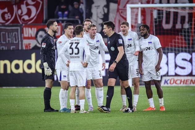 2 Soccer Bundesliga, Fortuna Düsseldorf vs Hertha BSC Berlin, 15 02 2025 The whole of Berlin besieges referee Tobias Reichel because of the disputed equalizer DFL REGULATIONS PROHIBIT ANY USE OF PHOTOGRAPHS AS IMAGE SEQUENCES AND OR Q UASI VIDEO 2 Soccer Bundesliga, Fortuna Düsseldorf vs Hertha BSC Berlin, 15 02 2025 Copyright: xBEAUTIFULxSPORTS Derixx