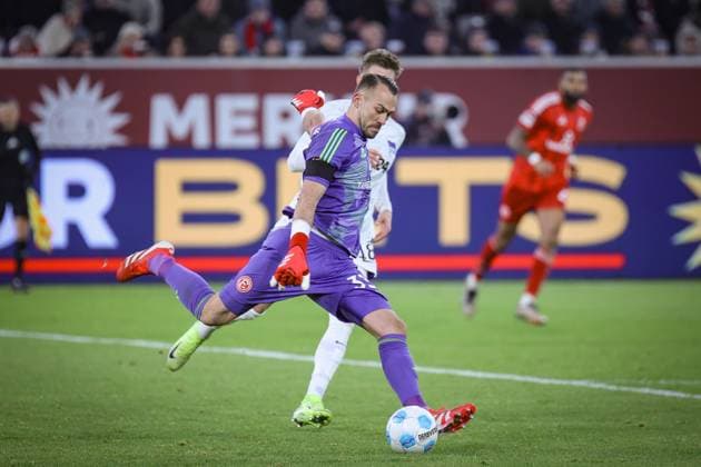 2 Soccer Bundesliga, Fortuna Düsseldorf vs Hertha BSC Berlin, 15 02 2025 Florian Kastenmeier Fortuna Düsseldorf 33 clarifies DFL REGULATIONS PROHIBIT ANY USE OF PHOTOGRAPHS AS IMAGE SEQUENCES AND OR Q UASI VIDEO 2 Soccer Bundesliga, Fortuna Düsseldorf vs Hertha BSC Berlin, 15 02 2025 Copyright: xBEAUTIFULxSPORTS Derixx