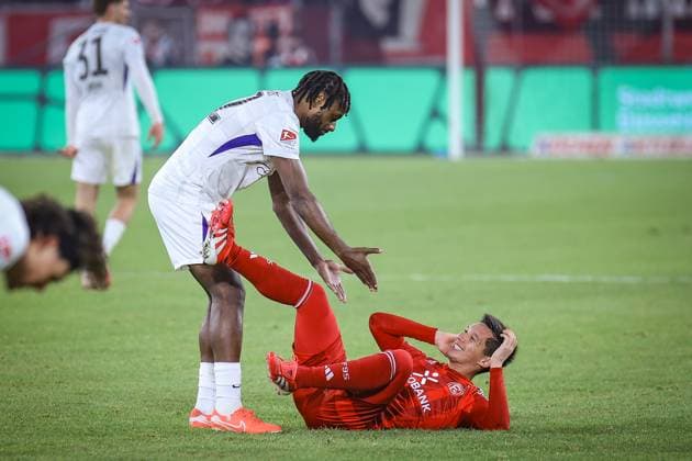 Sport Themen der Woche KW07 Sport Bilder des Tages 2. Fussball Bundesliga, Fortuna Düsseldorf vs. Hertha BSC Berlin, 15.02.2025 Wieder vertragen nach dem Zweikampf: Deyovaisio Zeefuik (Hertha BSC Berlin 42) und Shinta Appelkamp (Fortuna Düsseldorf 23) -- DFL REGULATIONS PROHIBIT ANY USE OF PHOTOGRAPHS AS IMAGE SEQUENCES AND OR Q?UASI-VIDEO. - 2. Fussball Bundesliga, Fortuna Düsseldorf vs. Hertha BSC Berlin, 15.02.2025 *** 2 Soccer Bundesliga, Fortuna Düsseldorf vs Hertha BSC Berlin, 15 02 2025 Re-tie after the duel Deyovaisio Zeefuik Hertha BSC Berlin 42 and Shinta Appelkamp Fortuna Düsseldorf 23 DFL REGULATIONS PROHIBIT ANY USE OF PHOTOGRAPHS AS IMAGE SEQUENCES AND OR Q UASI VIDEO 2 Soccer Bundesliga, Fortuna Düsseldorf vs Hertha BSC Berlin, 15 02 2025 Copyright: xBEAUTIFULxSPORTS Derixx