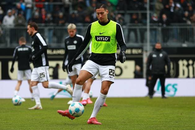 15 02 2025, xrekx, Soccer 2 Bundesliga, SV Elversberg SpVgg Greuther Fuerth v l Younes Ebnoutalib SV 07 Elversberg Warmup warm up warm up before the match DFL DFB REGULATIONS PROHIBIT ANY USE OF PHOTOGRAPHS as IMAGE SEQUENCES and or QUASI VIDEO Elversberg