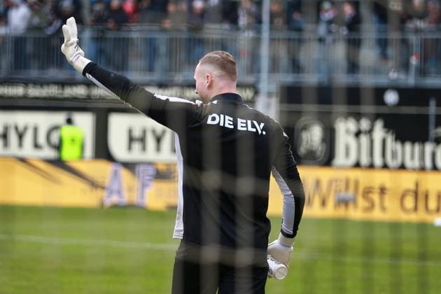 15 02 2025, xrekx, Soccer 2 Bundesliga, SV Elversberg SpVgg Greuther Fuerth v l Nicolas Kristof SV 07 Elversberg Warmup warm up warm up before the match DFL DFB REGULATIONS PROHIBIT ANY USE OF PHOTOGRAPHS as IMAGE SEQUENCES and or QUASI VIDEO Elversberg