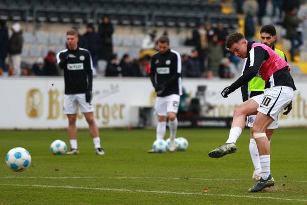 15 02 2025, xrekx, Soccer 2 Bundesliga, SV Elversberg SpVgg Greuther Fuerth v l Fisnik Asllani SV 07 Elversberg Warmup warm up warm up before the match DFL DFB REGULATIONS PROHIBIT ANY USE OF PHOTOGRAPHS as IMAGE SEQUENCES and or QUASI VIDEO Elversberg